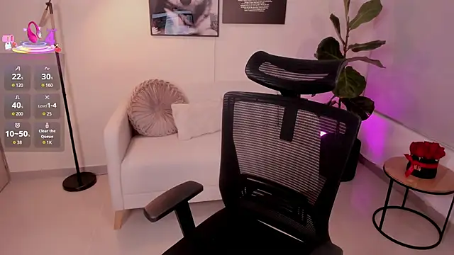 LairaScott online show from November 10, 11:37 pm