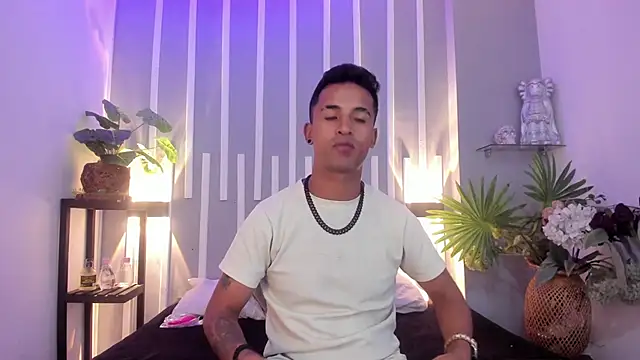 Snapshot of Nikki_and_Mayk chatting on November 14, 2:43 am Nikki and Mayk online show from November 14, 2:43 am