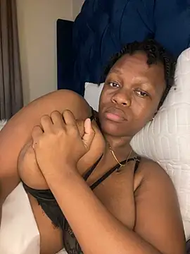 Boneca25 online show from February 17, 6:59 pm