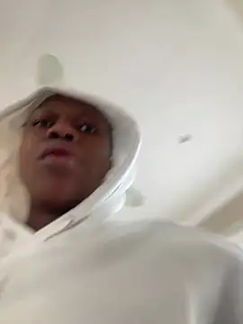 Boneca25 online show from March 3, 2:15 pm