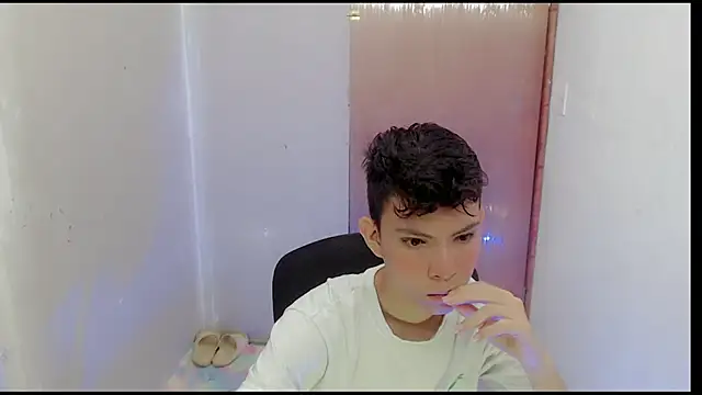 Snapshot of Alexxx_lov chatting on January 30, 12:37 pm Alexxx lov online show from January 30, 12:37 pm