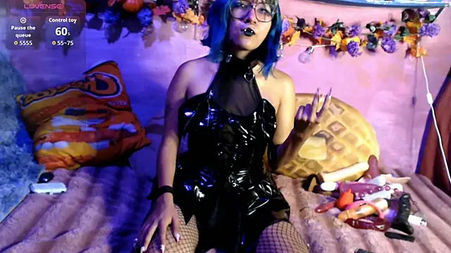 Snapshot of Sharkyu1 chatting on October 16, 4:24 am Sharkyu1 online show from October 16, 4:24 am