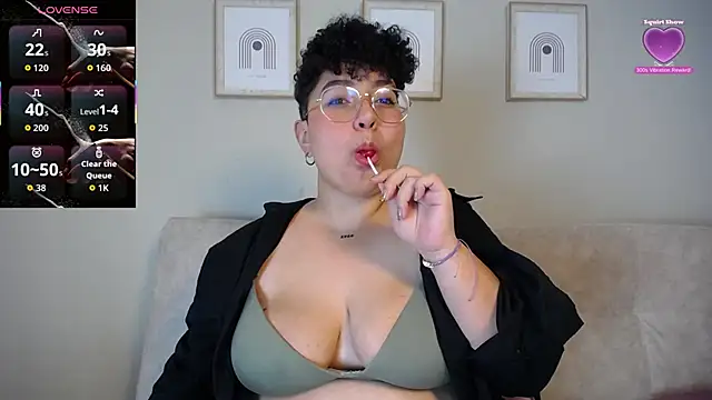 curly cam queen69 online show from October 1, 3:34 am