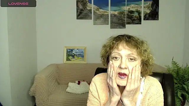 Snapshot of SexyGrandma_ chatting on February 9, 12:39 am SexyGrandma online show from February 9, 12:39 am