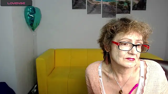 Snapshot of SexyGrandma_ chatting on March 3, 9:05 pm SexyGrandma online show from March 3, 9:05 pm