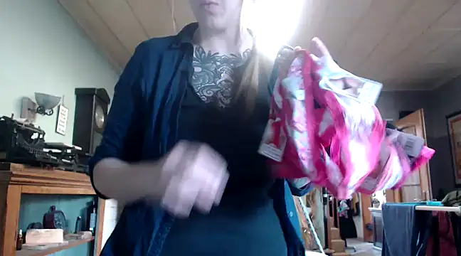 Snapshot of Astrid-Gilbert chatting on February 19, 1:28 pm Astrid-Gilbert online show from February 19, 1:28 pm