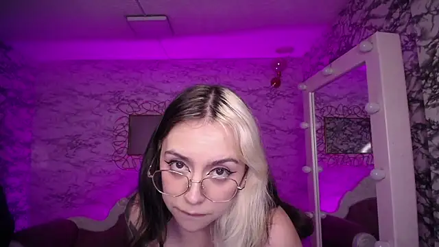 Snapshot of Hela_v chatting on March 3, 6:55 pm Hela v online show from March 3, 6:55 pm