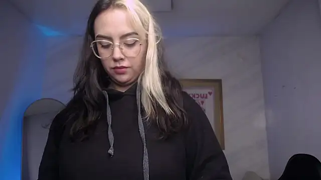 Snapshot of Hela_v chatting on October 28, 12:58 am Hela v online show from October 28, 12:58 am