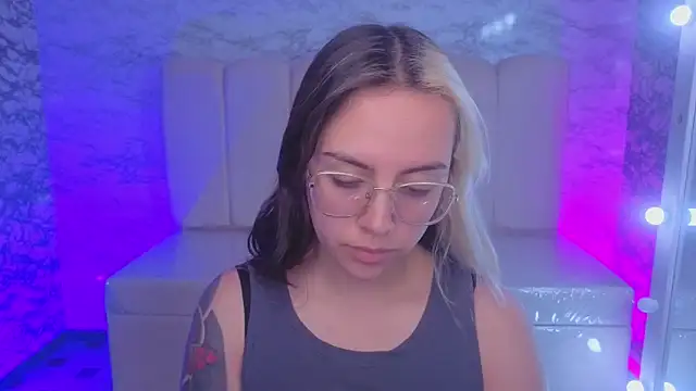 Snapshot of Hela_v chatting on November 17, 8:14 pm Hela v online show from November 17, 8:14 pm