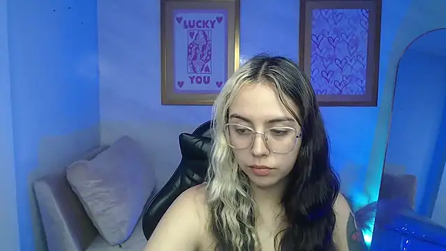 Snapshot of Hela_v chatting on November 24, 8:08 pm Hela v online show from November 24, 8:08 pm