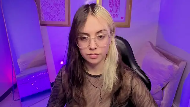 Snapshot of Hela_v chatting on November 28, 8:11 pm Hela v online show from November 28, 8:11 pm