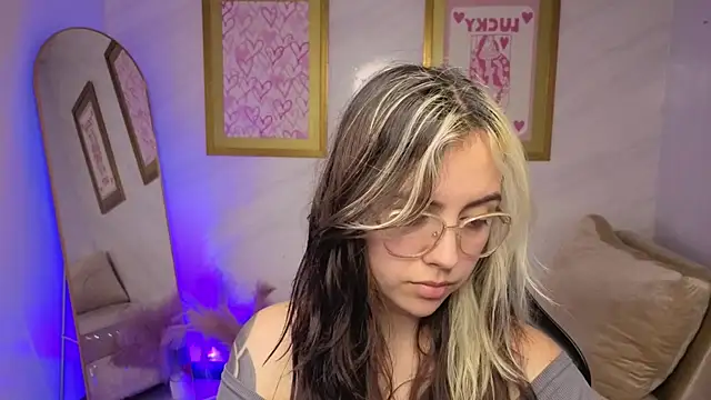 Snapshot of Hela_v chatting on December 4, 8:06 pm Hela v online show from December 4, 8:06 pm