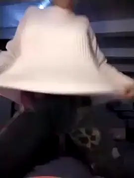 Snapshot of divinaerotica chatting on November 7, 6:19 pm divinaerotica online show from November 7, 6:19 pm