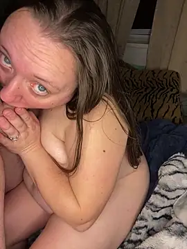 Snapshot of JuicyLuciee chatting on February 14, 6:45 am JuicyLuciee online show from February 14, 6:45 am