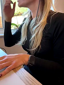 Snapshot of Phoebe_Lily chatting on November 24, 9:42 am Phoebe Lily online show from November 24, 9:42 am