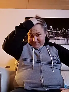 Snapshot of Pourleplasirs chatting on March 18, 10:15 pm Pourleplasirs online show from March 18, 10:15 pm