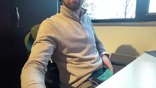 Snapshot of bullyboyy chatting on December 4, 3:10 pm bullyboyy online show from December 4, 3:10 pm