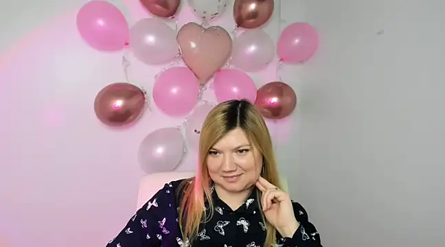 Snapshot of Lola_moree chatting on February 12, 3:49 pm Lola moree online show from February 12, 3:49 pm