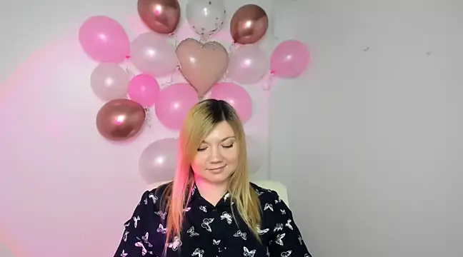 Snapshot of Lola_moree chatting on February 14, 3:26 pm Lola moree online show from February 14, 3:26 pm