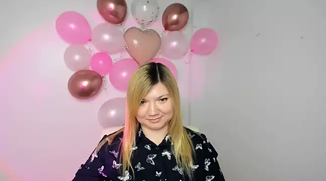 Snapshot of Lola_moree chatting on February 14, 6:29 pm Lola moree online show from February 14, 6:29 pm