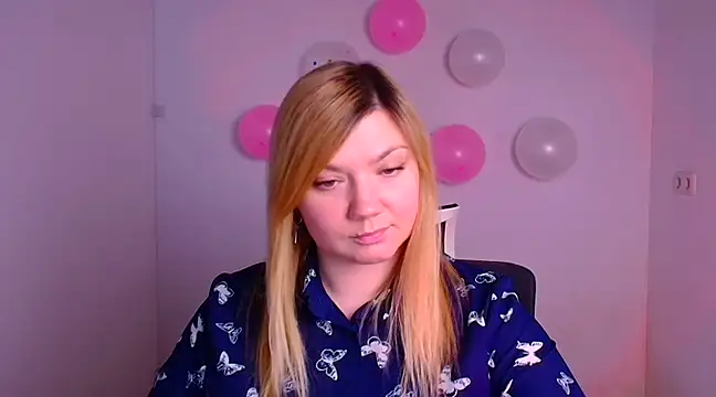 Snapshot of Lola_moree chatting on February 17, 12:38 pm Lola moree online show from February 17, 12:38 pm