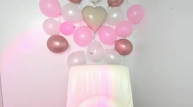 Snapshot of Lola_moree chatting on February 20, 12:47 pm Lola moree online show from February 20, 12:47 pm