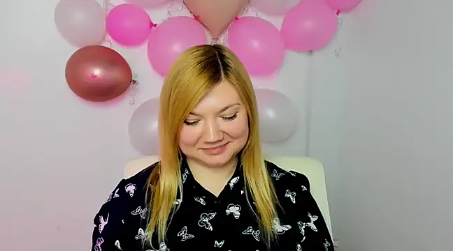 Snapshot of Lola_moree chatting on February 25, 3:38 pm Lola moree online show from February 25, 3:38 pm