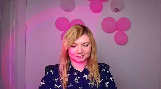 Snapshot of Lola_moree chatting on February 26, 12:36 pm Lola moree online show from February 26, 12:36 pm