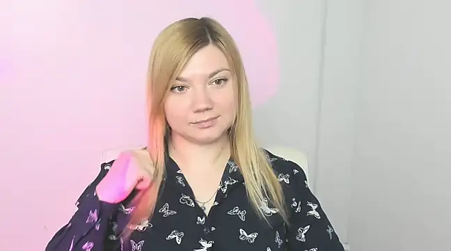 Snapshot of Lola_moree chatting on March 17, 12:25 pm Lola moree online show from March 17, 12:25 pm