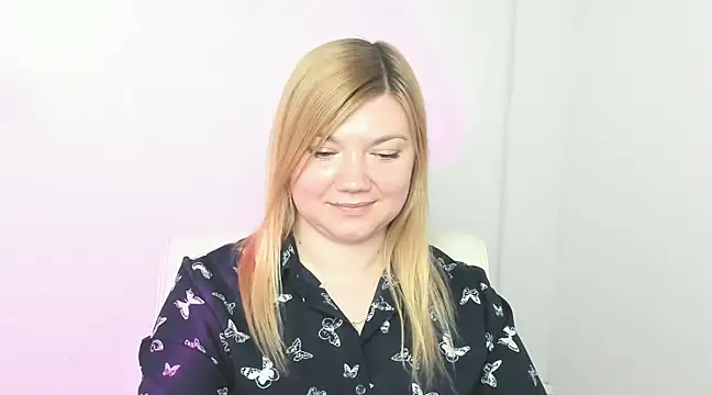 Snapshot of Lola_moree chatting on March 17, 3:29 pm Lola moree online show from March 17, 3:29 pm