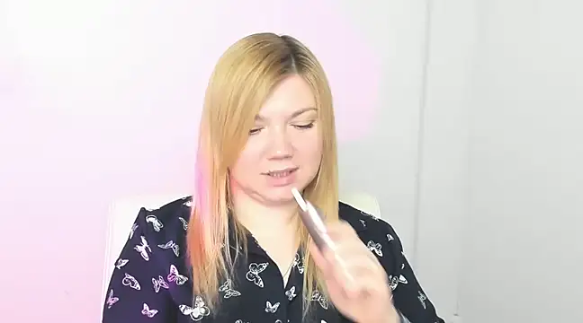 Snapshot of Lola_moree chatting on March 18, 12:25 pm Lola moree online show from March 18, 12:25 pm