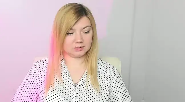 Snapshot of Lola_moree chatting on March 20, 12:32 pm Lola moree online show from March 20, 12:32 pm