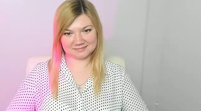 Snapshot of Lola_moree chatting on March 20, 3:47 pm Lola moree online show from March 20, 3:47 pm