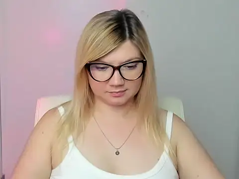 Snapshot of Lola_moree chatting on September 15, 11:32 am Lola moree online show from September 15, 11:32 am