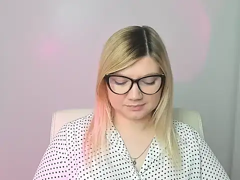 Snapshot of Lola_moree chatting on November 7, 12:49 pm Lola moree online show from November 7, 12:49 pm