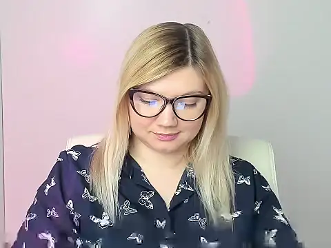 Snapshot of Lola_moree chatting on November 10, 12:59 pm Lola moree online show from November 10, 12:59 pm