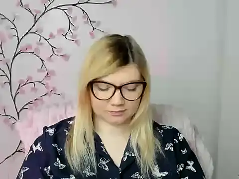 Snapshot of Lola_moree chatting on December 16, 12:43 pm Lola moree online show from December 16, 12:43 pm