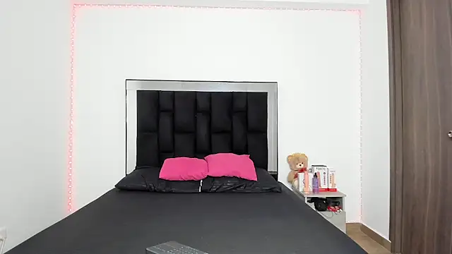 Snapshot of victoriacolin chatting on February 21, 11:54 pm victoriacolin online show from February 21, 11:54 pm