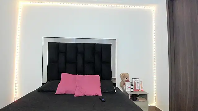 Snapshot of victoriacolin chatting on February 24, 12:05 pm victoriacolin online show from February 24, 12:05 pm