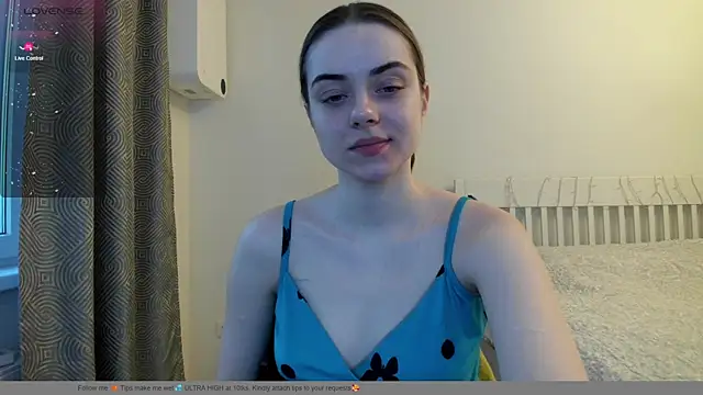 Snapshot of Hustle_Babyy chatting on December 15, 12:42 pm Hustle Babyy online show from December 15, 12:42 pm