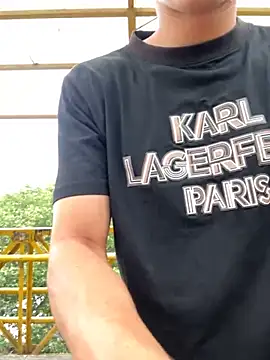 Snapshot of arevalo1124 chatting on December 1, 8:47 pm arevalo1124 online show from December 1, 8:47 pm