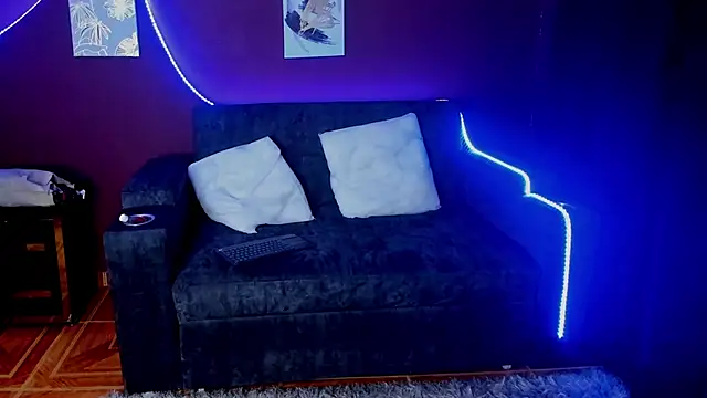 Snapshot of SOPHI_WOLFF chatting on March 7, 1:42 am SOPHI WOLFF online show from March 7, 1:42 am