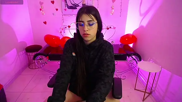 Snapshot of Adri_Gomez_ chatting on February 15, 6:33 am Adri Gomez online show from February 15, 6:33 am