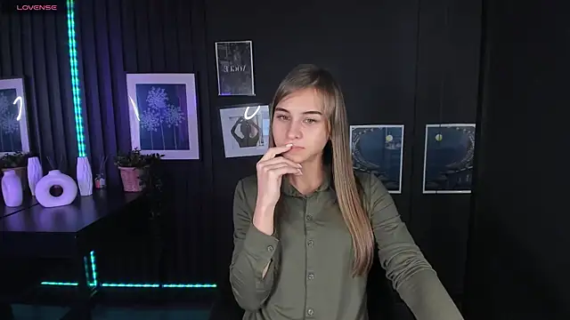 CharmBianca online show from February 8, 4:25 pm