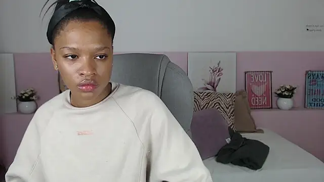 Snapshot of brendathompson_ chatting on February 13, 12:32 pm brendathompson online show from February 13, 12:32 pm