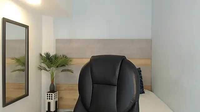 Snapshot of brendathompson_ chatting on September 16, 2:23 am brendathompson online show from September 16, 2:23 am