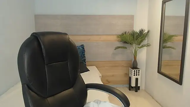 Snapshot of brendathompson_ chatting on October 4, 3:04 am brendathompson online show from October 4, 3:04 am