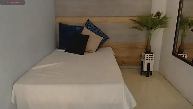 Snapshot of brendathompson_ chatting on October 17, 1:42 am brendathompson online show from October 17, 1:42 am