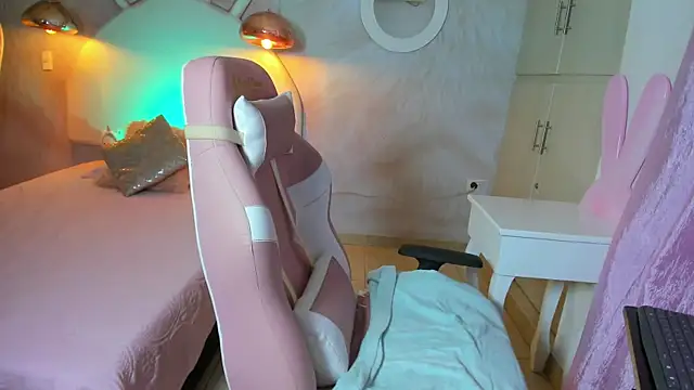 Snapshot of NAUGHTY_ALANA_ chatting on February 13, 3:24 pm NAUGHTY ALANA online show from February 13, 3:24 pm