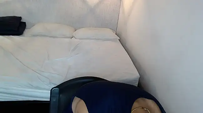 Liiamthompson online show from March 12, 8:20 pm